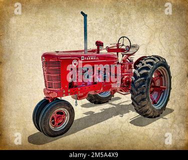 Ein roter Traktor aus dem Jahr 1950er, McCormick International Harvester Farmall Model Super M, in einem Foto mit verschiedenen Medien, überlagert auf einem strukturierten antiken Hintergrund. Stockfoto