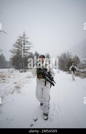 Ein italienischer Soldat aus dem 3. Alpini Regiment bewegt sich in taktischer Formation, während er sich mit den USA vertraut macht Fallschirmjäger der 173. Luftwaffenbrigade zugeteilt. Diese Ausbildung ist Teil der Übung Steel Blizzard am 14. Februar 2022 in Pian dell’Alpe in Usseaux, Italien. Exercise Steel Blizzard ist eine von der italienischen Armee veranstaltete multinationale Trainingsübung für Berg- und arktische Kriegsführung. Drei Aufklärungseinheiten der 173. Luftwaffenbrigade nehmen an einem dreiphasigen Trainingsprogramm mit dem 3. Alpini-Regiment Teil, um die Truppenkapazitäten durch Lernen zu erweitern Stockfoto