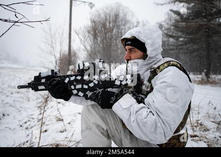 Ein italienischer Soldat aus dem 3. Alpini Regiment sorgt während einer Patrouille für Sicherheit und macht sich mit dem Verfahren zusammen mit den USA vertraut Fallschirmjäger der 173. Luftwaffenbrigade zugeteilt. Diese Ausbildung ist Teil der Übung Steel Blizzard am 14. Februar 2022 in Pian dell’Alpe in Usseaux, Italien. Exercise Steel Blizzard ist eine von der italienischen Armee veranstaltete multinationale Trainingsübung für Berg- und arktische Kriegsführung. Drei Aufklärungseinheiten der 173. Brigade nehmen an einem dreiphasigen Trainingsprogramm mit dem 3. Alpini-Regiment Teil, um die Truppenkapazitäten von lea zu erweitern Stockfoto