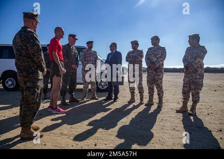 Qatar-Offiziere der Streitkräfte von Katar besichtigen das Trainingsgelände im Marine Corps Recruit Depot, San Diego, 14. Februar 2022. Die Offiziere wurden durch das Depot begleitet, um den Ausbildungsprozess des Marine Corps zu demonstrieren. Stockfoto