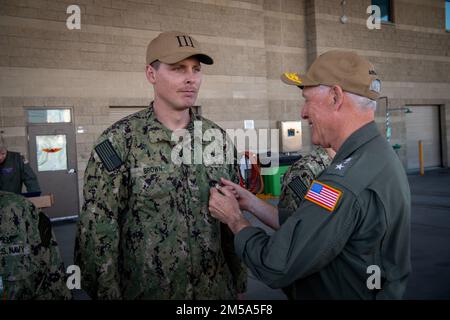 220214-N-EV253-1101 SAN DIEGO (14. Februar 2022) – Vice ADM. Kenneth Whitesell (rechts), Commander, USA Naval Air Forces, verleiht Navy and Marine Corps Achievement Medal an Aviation Machinist's Mate 2. Class Jerome Brown, zugewiesen an die „Merlins“ der Helicopter Sea Combat Squadron (HSC) 3, Februar 14. Whitesell verlieh 11 Navy Air Medals, 18 Navy and Marine Corps Commendation Medaillen und vier Navy and Marine Corps Achievement Medaillen an Brown und andere HSC-3-Seeleute für beispielhafte Freiwilligenaktionen zur Unterstützung der Nachtfeuerbekämpfung aus der Luft, während sie das Feuer an Bord der ehemaligen USS Bon bekämpften Stockfoto