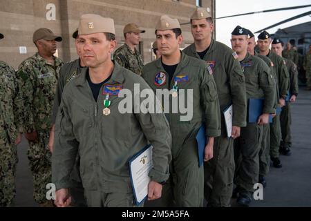 220214-N-EV253-1085 SAN DIEGO (14. Februar 2022) – 18 Matrosen, die den „Merlins“ des Helicopter Sea Combat Squadron (HSC) 3 zugeteilt wurden, erhalten vom Kommandeur der Luftwaffe der Marine, Februar 14, Medaillen zur Begleitung der Marine und des Marine Corps. Elf Navy Air Medaillen und vier Navy and Marine Corps Achievement Medaillen wurden auch anderen HSC-3-Seeleuten für beispielhafte Freiwilligenaktionen zur Unterstützung der nächtlichen Löscheinsätze aus der Luft verliehen, während sie am 12. Juli 2020 den Brand an Bord der ehemaligen USS Bonhomme Richard (LHD 6) bekämpften. Insgesamt führte HSC-3 1.649 Lufteinlässe durch, was zu 545.076 Gallonen Wasser führte Stockfoto