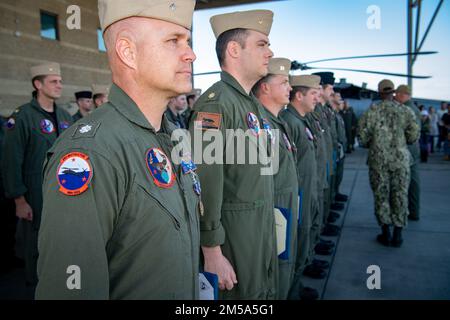 220214-N-EV253-1028 SAN DIEGO (14. Februar 2022) – Cmdr. Evan Young, Executive Officer der ‚Merlins‘ der Helicopter Sea Combat Squadron (HSC) 3, und 10 andere HSC-3-Seeleute erhalten Medaillen der Navy Air vom Kommandeur, USA Naval Air Forces, Februar 14. Achtzehn Medaillen der Marine und des Marinekorps und vier Medaillen der Navy und des Marinekorps wurden am 12. Juli 2020 auch anderen HSC-3-Seeleuten für beispielhafte Freiwilligenaktionen zur Unterstützung der nächtlichen Feuerbekämpfung mit der Luft und zur Bekämpfung des Feuers an Bord der ehemaligen USS Bonhomme Richard (LHD 6) verliehen. Insgesamt führte HSC-3 1.649 Antenne aus Stockfoto