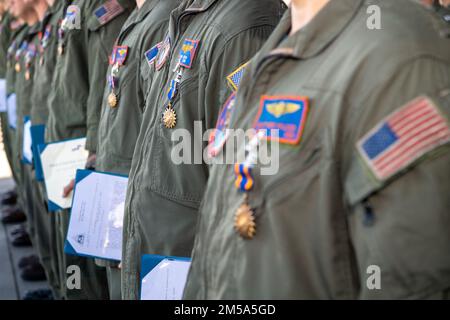 220214-N-EV253-1036 SAN DIEGO (14. Februar 2022) – 11 Matrosen, die den „Merlins“ des Helicopter Sea Combat Squadron (HSC) 3 zugeteilt wurden, erhalten vom Kommandeur der US-amerikanischen Marine Medaillen Naval Air Forces, Februar 14. Achtzehn Medaillen der Marine und des Marinekorps und vier Medaillen der Navy und des Marinekorps wurden am 12. Juli 2020 auch anderen HSC-3-Seeleuten für beispielhafte Freiwilligenaktionen zur Unterstützung der nächtlichen Feuerbekämpfung mit der Luft und zur Bekämpfung des Feuers an Bord der ehemaligen USS Bonhomme Richard (LHD 6) verliehen. Insgesamt führte HSC-3 1.649 Luftabwürfe durch, was zu 545.076 Gallonen w führte Stockfoto