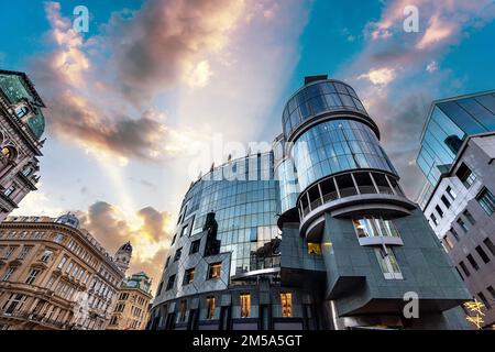 Moderne Gebäude in Wien. Wunderschöne Gebäude mit großen Glasfenstern in Wien, Österreich. Stockfoto