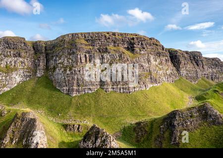 Der wunderschöne Berg Binevenagh in der Nähe von Limavady in Nordirland, Großbritannien. Stockfoto