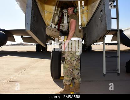 USA Air Force Tech. Sgt. Mitchell Gleason, dem 379. Expeditionsflugzeugwartungsschwadron am Al Udeid Air Base, Katar, zugeteilt, inspiziert die Unterkante eines KC-135 Stratotanker-Flugzeugs am Prince Sultan Air Base, Königreich Saudi-Arabien, 14. Februar 2022. Die dem 379. Air Expeditionary Wing in Al Udeid zugeteilten Flugzeuge verbesserten ihre Fähigkeit zur Kampfbeschäftigung (Agile Combat Employment Capabilities, ACE) während der einseitigen gemeinsamen Luftverteidigungsübung 22-01 der Neunten Air Force (Air Forces Central) in Südwestasien vom 14. Bis 18. Februar. Stockfoto