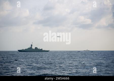 220214-A-RM286-2017 ARABISCHER GOLF (14. Februar 2022) Königliche Marine des Oman-Patrouillenschiffs Al-Shinas (Z 21) und USCGC Charles Moulthrope (WPC 1141) fahren im Arabischen Golf während der Internationalen Seeschifffahrt/Cutlass Express (IMX/CE) am 2022. Februar 14. IMX/CE 2022 ist die größte multinationale Ausbildungsveranstaltung im Nahen Osten, an der mehr als 60 Nationen und internationale Organisationen beteiligt sind, die sich für die Verbesserung von Partnerschaft und Interoperabilität zur Stärkung der Sicherheit und Stabilität des Seeverkehrs einsetzen. Stockfoto