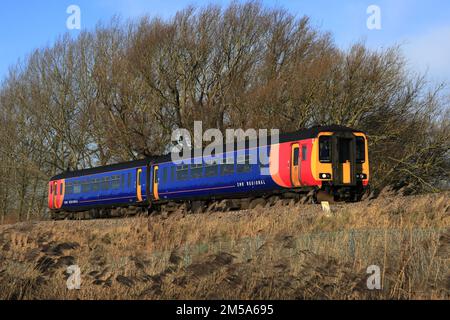 Regionalzug East Midlands 156408 in der Nähe von Whittlesey Town, Fenland, Cambridgeshire, England Stockfoto