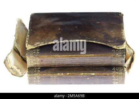 Alte Gebete- und Hymnen-Bücher isoliert auf weißem Hintergrund Stockfoto