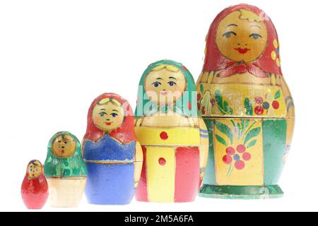 Alte Matryoschka-Puppen isoliert auf weißem Hintergrund Stockfoto