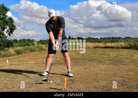 Golfer auf dem Old Nene Golf & Country Club, in der Nähe von Ramsey Town, Cambridgeshire, England Stockfoto