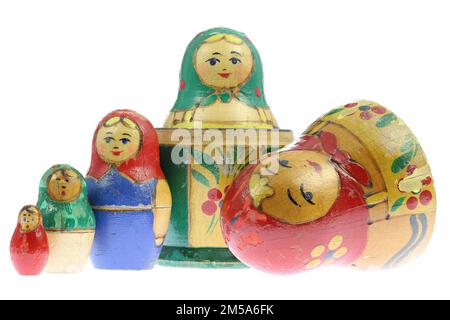 Alte Matryoschka-Puppen isoliert auf weißem Hintergrund Stockfoto