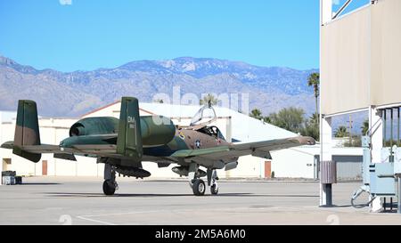 EIN US-AMERIKANISCHER Air Force A-10 Thunderbolt II Taxis am Luftwaffenstützpunkt Davis-Monthan, Arizona, 14. Februar 2022. A-10s, die dem A-10C Thunderbolt II Demonstrationsteam zugeteilt wurde, war an der Überführung der Air Force auf der SBLVI beteiligt. Stockfoto