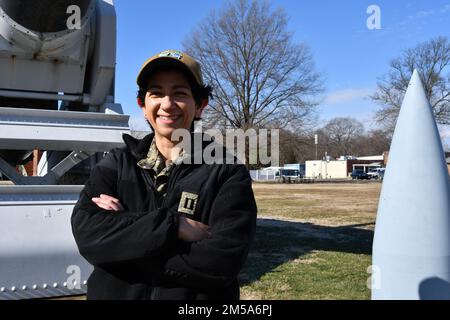 LT. Sasha Barnett, ein Systemingenieur des Naval Surface Warfare Center Dahlgren Division, der das High Energy Laser Integrated Optical Infrared Surveillance-Programm unterstützt, ist ein Naval Post Graduate Meyer Scholar. Stockfoto