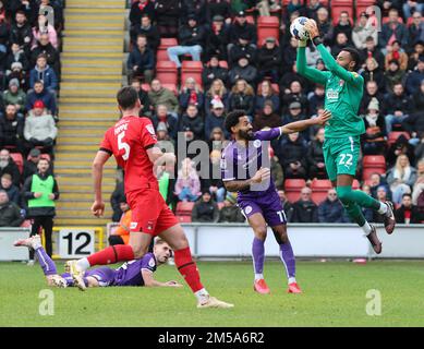 L-R Jordan Roberts von Stevenage und Lawrence Vigouroux von Leyton Orient während des zweiten Fußballspiels der Liga zwischen Leyton Orient und Stevenage in Bris Stockfoto