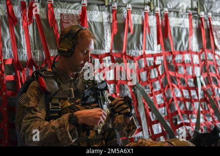 USA Ein Sanitäter der Luftwaffe, der der 82. Expeditionstruppe zugeteilt wurde, bereitet seine Ausrüstung vor, bevor er von einem US-amerikanischen Sprungtraining ausgeht Marine Corps KC-130J Super Hercules in Camp Lemonnier, Dschibuti, 15. Februar 2021. Das 82. ERQS verfügt über Sprungfähigkeiten und bietet sichere, zuverlässige und flexible KampfSuch-, Rettungs- und Wiederherstellungsfunktionen zur Unterstützung der US-amerikanischen Afrika-Kommando in Nord- und Ostafrika. Sie dienen auch als US-amerikanische Die Verbindung der afrikanischen Luftwaffe zum Wiederaufbau des Personals, die Koordinierung der Bemühungen zwischen der Koalition und den gemeinsamen Streitkräften in Ostafrika und die Verstärkung der Rekrutierung der Kriegstreiter des Kommandos der Kombattanten Stockfoto