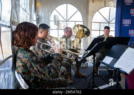 USA Marines mit der Marinekorps Basis Quantico Band spielen die Nationalhymne während der Eröffnungszeremonie der neuen United Service Organization Stockfoto