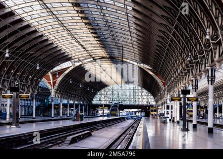 Bahnstreiks bedeuten leere Bahnhöfe für Züge und Menschen. Es ist so seltsam, in einem so wichtigen nationalen Verkehrsknotenpunkt Ruhe zu haben. Stockfoto