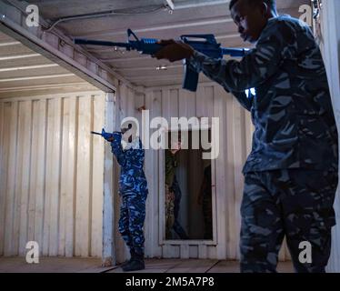 DSCHIBUTI, Dschibuti (15. Februar 2022) USA Coast Guard LT. Channing Meyer aus Fort Lauderdale, Florida, dem taktischen Strafverfolgungskommando Süd zugeteilt, trainiert internationale Servicepartner in Besuchs-, Brett-, Such- und Beschlagnahmungstaktiken während des Cutlass Express 2022 im Ausbildungszentrum der Doraleh Küstenwache in Dschibuti, Dschibuti, am 15. Februar 2022. Cutlass Express 2022, gesponsert von U.S. Afrika-Kommando und von den USA durchgeführt Die Marinekräfte Afrika sollen die regionale Zusammenarbeit zwischen den teilnehmenden Ländern verbessern, um die Sicherheit und Gefahrenabwehr im Seeverkehr in den Regionen Ostafrikas zu erhöhen. Stockfoto