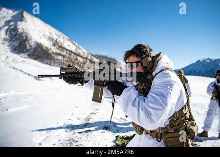 EIN US-AMERIKANISCHER Ein Fallschirmjäger des 2. Bataillons, das 503. Infanterie-Regiment mit Fallschirmjägern greift Ziele an, während er während eines integrierten Schießstands zusammen mit italienischen Soldaten des 3. Alpini-Regiments Akquisitionsübungen durchführt. Diese Ausbildung ist Teil der Übung Steel Blizzard am 15. Februar 2022 in Pian dell’Alpe in Usseaux, Italien. Exercise Steel Blizzard ist eine von der italienischen Armee veranstaltete multinationale Trainingsübung für Berg- und arktische Kriegsführung. Drei Aufklärungseinheiten der 173. Luftwaffenbrigade nehmen an einem dreiphasigen Trainingsprogramm Teil, für das das 3. Alpini-Regiment erweitert werden soll Stockfoto