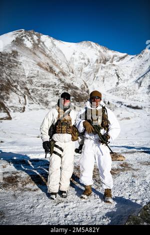 EIN US-AMERIKANISCHER Ein Fallschirmjäger der 173. Brigade steht zusammen mit einem italienischen Soldaten des 3. Alpini Regiments, nachdem er während einer integrierten Feldübung einen Berg hinaufgefahren hat. Diese Ausbildung ist Teil der Übung Steel Blizzard am 15. Februar 2022 in Pian dell’Alpe in Usseaux, Italien. Exercise Steel Blizzard ist eine von der italienischen Armee veranstaltete multinationale Trainingsübung für Berg- und arktische Kriegsführung. Drei Aufklärungseinheiten der 173. Brigade nehmen an einem dreiphasigen Trainingsprogramm mit dem 3. Alpini Regiment Teil, um die Fähigkeiten der Truppen durch das Lernen von Ho zu erweitern Stockfoto