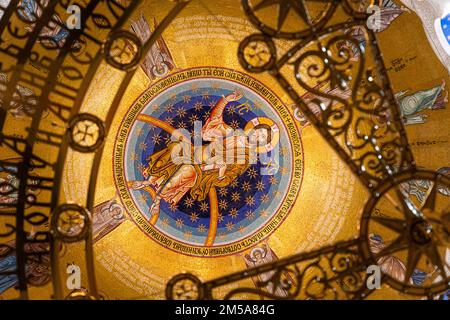 Belgrad, Serbien - 20. Dezember 2022: Jesus Christus und Apostelsymbol an der Decke des St. Sava-Tempel. Einer der größten orthodoxen Tempel der Welt Stockfoto