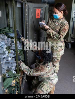 (Links) Senior Airman Shella Laurent, 482. Force Support Squadron Sustainment Technician, und Senior Airman Kiara, 482. FSS Food Services Apprentice, Bestandsaufnahmen, die für Schulungen, Einsätze und Humanity Aid am Homestead Air Reserve Base, Florida, verwendet werden können, 7. Februar 2022. Der 482. FSS bietet eine Vielzahl von Dienstleistungen zur Unterstützung von Flugzeugen und ihren Familien sowie von Rentnern und Zivilisten des Verteidigungsministeriums. Stockfoto