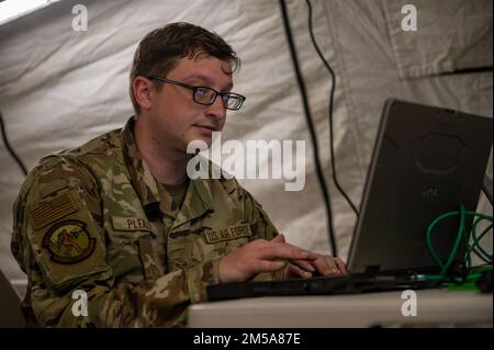 Senior Airman Michael Pleau, 354. Communications Squadron Communication Flyaway Kit Techniker, konfiguriert einen taktischen Switch für Air Force Netzwerkkonnektivität zur Unterstützung von COPE North 22 in Rota, Nördliche Marianen, 15. Februar 2022. Kommunikations-Flight-Kits ermöglichen es Mitarbeitern, an abgelegenen und schwierigen Orten zu arbeiten, um sicherzustellen, dass die Mission jederzeit und überall durchgeführt werden kann. Stockfoto