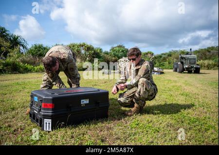 Senior Airman Michael Pleau, 354. Communications Squadron Communication Flyaway Kit Techniker, Left und Tech. Sgt. Joshua Lehne, 354. CS CFK Lead, packt ein Hawkeye Satelliten-Kommunikationssystem in Rota, Nördliche Marianen, 15. Februar 2022 ein. Übungen wie Cope North ermöglichen es den Pacific Air Forces, neue Wege für den Einsatz und das Manövrieren von Ressourcen zu validieren. Stockfoto