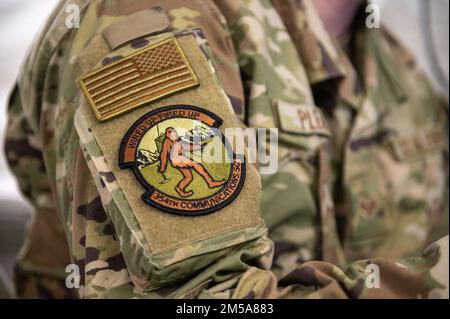 Senior Airman Michael Pleau, 354. Communications Squadron Communication Fliyaway Kit Techniker, trägt sein Staffelfeld während COPE North 22 in Rota, Nördliche Marianen, 15. Februar 2022. Der 354. CS verwaltet, betreibt, wartet und stellt Kommunikations- und Computersysteme, Navigationshilfen und Informationsmanagementdienste zur Verfügung, um die Kampf- und Kampfunterstützungsmissionen des 354. Kampfflügels zu unterstützen. Stockfoto