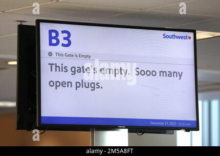 Baltimore, MD, USA. 27. Dezember 2022. Blick auf Reisen nach Weihnachten am Baltimore/Washington International Thurgood Marshall Airport, da die Fluggesellschaften des Südwestens nach dem schweren Winterwetter am 27. Dezember 2022 in Baltimore, Maryland, mit Stornierungen und Verspätungen konfrontiert sind. Kredit: Mpi34/Media Punch/Alamy Live News Stockfoto