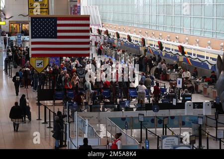 Baltimore, MD, USA. 27. Dezember 2022. Nach Weihnachten Reisende am Baltimore/Washington International Thurgood Marshall Airport, da die Fluggesellschaften von Southwest nach dem schweren Winterwetter am 27. Dezember 2022 in Baltimore, Maryland, mit Stornierungen und Verspätungen konfrontiert sind. Kredit: Mpi34/Media Punch/Alamy Live News Stockfoto