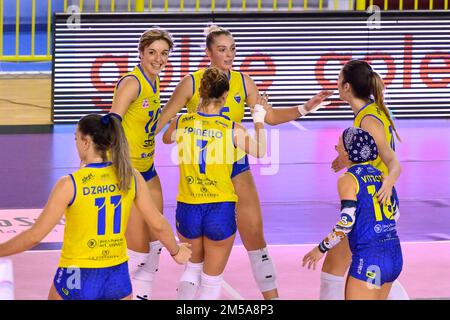 Guidonia, Italien. 26. Dezember 2022. Assitec Volleyball Sant'Elia Team am 12. Tag der Volleyball-Frauenmeisterschaft A2 zwischen Roma Volley Club - Assitec Volleyball Sant'Elia, 26. dezember 2022, Guidonia, Rom, italien (Foto: Domenico Cippitelli/Pacific Press) Kredit: Pacific Press Production Corp./Alamy Live News Stockfoto