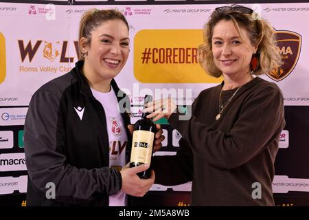 Guidonia, Italien. 26. Dezember 2022. Martina Ferrara vom Roma Volley Club am 12. Tag der Volleyball-Frauenmeisterschaft A2 zwischen dem Roma Volley Club - Assitec Volleyball Sant'Elia, 26. dezember 2022, Guidonia, Rom, italien (Foto: Domenico Cippitelli/Pacific Press) Kredit: Pacific Press Production Corp./Alamy Live News Stockfoto