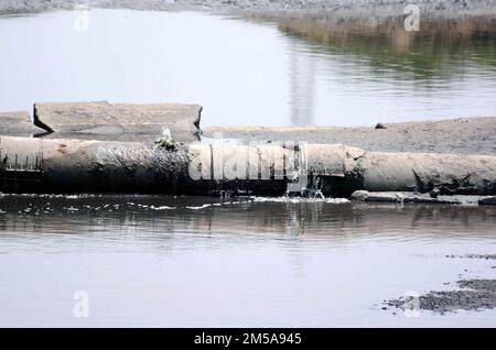 Am Dienstag, den 27. Dezember 2022, am Fluss Korangi in Karatschi, werden Liter Trinkwasser aus der Versorgungsleitung verschwendet, was die Fahrlässigkeit des betroffenen Departements zeigt. Hier werden aufgrund von Fahrlässigkeit und Vernichtung der Linie Liter Wasser verschwendet, aber auf der anderen Seite sind die Bewohner benachbarter Ortschaften mit Trinkwassermangel konfrontiert. Stockfoto