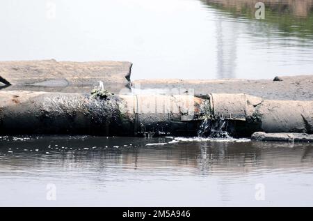 Am Dienstag, den 27. Dezember 2022, am Fluss Korangi in Karatschi, werden Liter Trinkwasser aus der Versorgungsleitung verschwendet, was die Fahrlässigkeit des betroffenen Departements zeigt. Hier werden aufgrund von Fahrlässigkeit und Vernichtung der Linie Liter Wasser verschwendet, aber auf der anderen Seite sind die Bewohner benachbarter Ortschaften mit Trinkwassermangel konfrontiert. Stockfoto