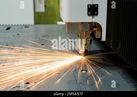 CNC-Maschine. Laserschneiden von Metall. Stockfoto