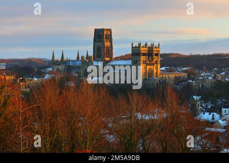 Blick auf die Kathedrale von Durham in warmem Abendlicht an einem Winterabend. County Durham, England, Großbritannien. Stockfoto