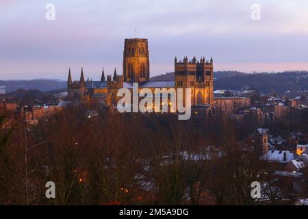 Blick auf Durham City kurz nach Sonnenuntergang, mit der beleuchteten Kathedrale. County Durham, England, Großbritannien. Stockfoto