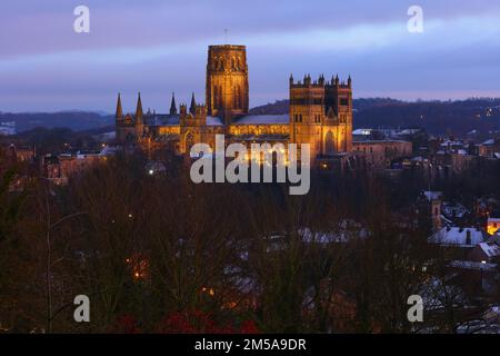 Blick auf Durham City kurz nach Sonnenuntergang, mit der beleuchteten Kathedrale. County Durham, England, Großbritannien. Stockfoto