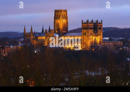 Blick auf Durham City kurz nach Sonnenuntergang, mit der beleuchteten Kathedrale. County Durham, England, Großbritannien. Stockfoto