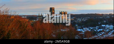 Panoramablick auf Durham City in warmem Abendlicht an einem Winterabend. County Durham, England, Großbritannien. Stockfoto