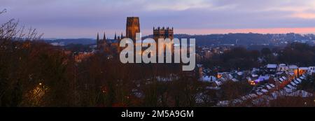 Panoramablick auf Durham City kurz nach Sonnenuntergang, mit der beleuchteten Kathedrale. County Durham, England, Großbritannien. Stockfoto