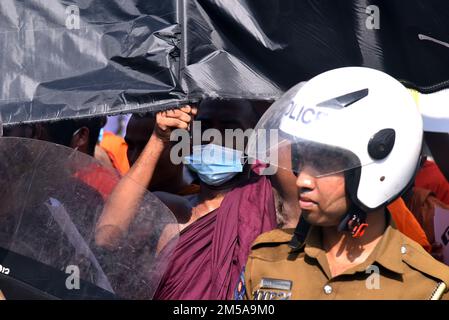 Colombo, Westprovinz, Sri Lanka. 27. Dezember 2022. Buddhistische Mönche des interuniversitären Studentenverbands Sri Lankas protestierten vor dem Bildungsministerium gegen die Änderung des Gesetzes von 1995/37 in Colombo (Kreditbild: © Ruwan Walpola/Pacific Press via ZUMA Press Wire) Stockfoto