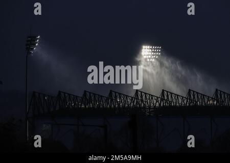 Allgemeiner Außenblick auf Turf Moor, Heimat von Burnley, während der Regen vor dem Sky Bet Championship-Spiel Burnley vs Birmingham City im Turf Moor, Burnley, Großbritannien, 27. Dezember 2022 (Foto von Mark Cosgrove/News Images) Stockfoto