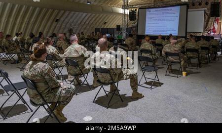 USA Oberst der Luftwaffe Amy Boehle, Senior Air Reserve Component Advisor der Neunten Luftwaffe (Air Forces Central), gibt am 16. Februar 2022 332d Air Expeditionary Wing's Air Force Reserve und Air National Guard Airmen in Südwestasien Auskunft. Stockfoto