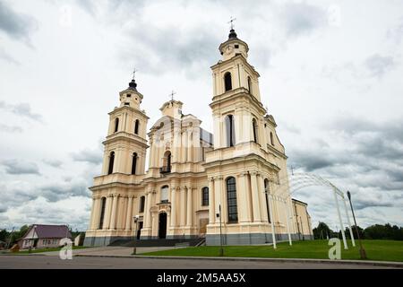 Baudenkmäler, touristische Zentren und interessante Orte in Weißrussland - katholische Kirche im Dorf Budslav Stockfoto