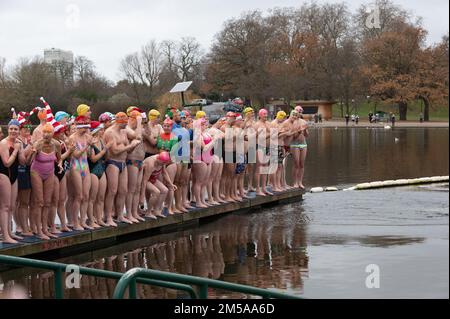 Menschenmassen beobachten die Krönung von König Charles III Stockfoto