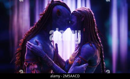 (L-R): Jake Sully (gesprochen von Sam Worthington) und Neytiri (gesprochen von Zoe Saldana) in Fox's "Avatar" des 20. Jahrhunderts (2009). Foto: Twentieth Century Fox Stockfoto